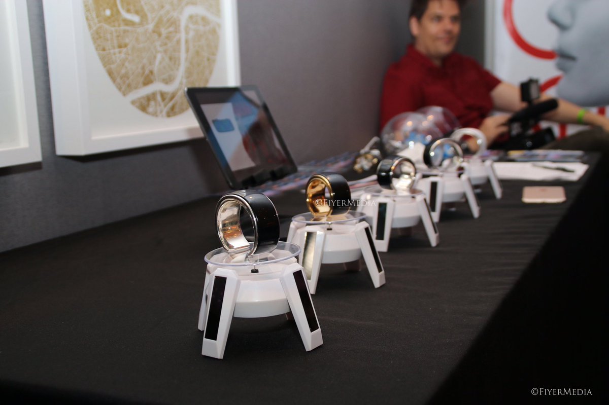 FiyerMedia's tweet photo. @meetelemoon Almost like an Apple Watch, if you are artsy these are for you! 
#elemon #gbkgiftingsuites #preoscars https://t.co/s5jaZufv62