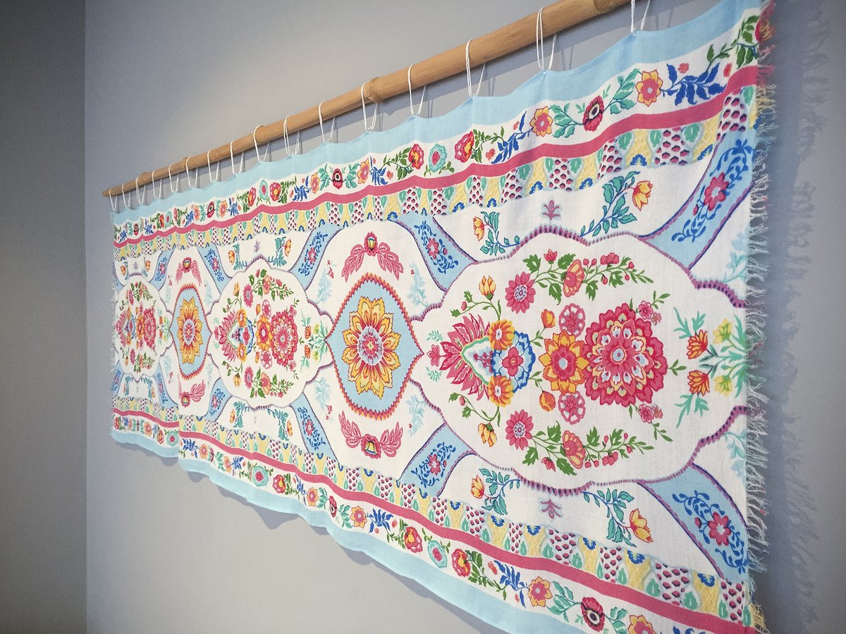 Bambook on Twitter: "Una idea útil para colgar una tela decorativa en la  pared. En este caso, una pañoleta de #ZaraKids https://t.co/6By0SeIBWk" /  Twitter