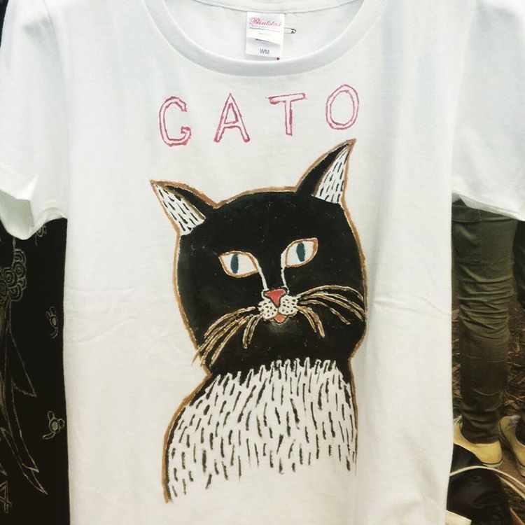 StudioLifeJP's tweet image. りょうたろう氏の作品、GATO Tシャツ。なんとも言えない猫の表情がかわいい！ #Studiolife #Studiolifellc #やぎりょうたろう #ねこ #Tシャツ #アート #オリジナル