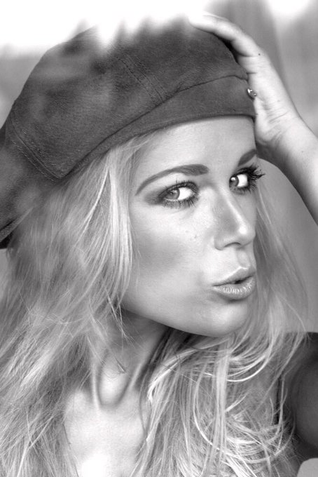 I wish good night😈😉 to all my fans! 💋💋✌️ https://t.co/pKHW9vOUsS<a href="/tag/victoriasecret"class="tags"><span>#victoriasecret</span></a>