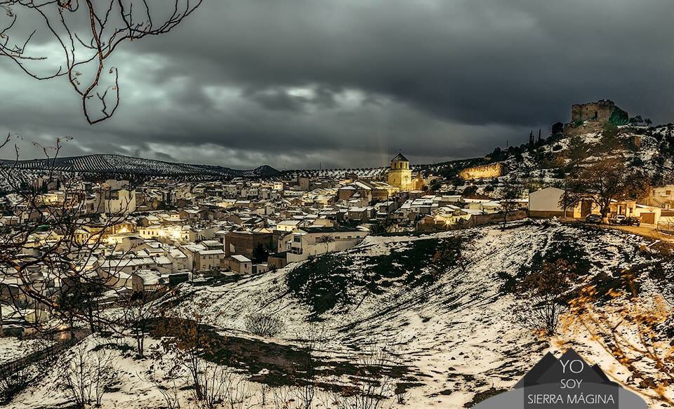 YoSoyMagina's tweet photo. Espero que hayais podido disfrutar de la #nieve durante este puente.Así despedimos el día de Andalucía desde #Huelma https://t.co/JngsjUsv3Y
