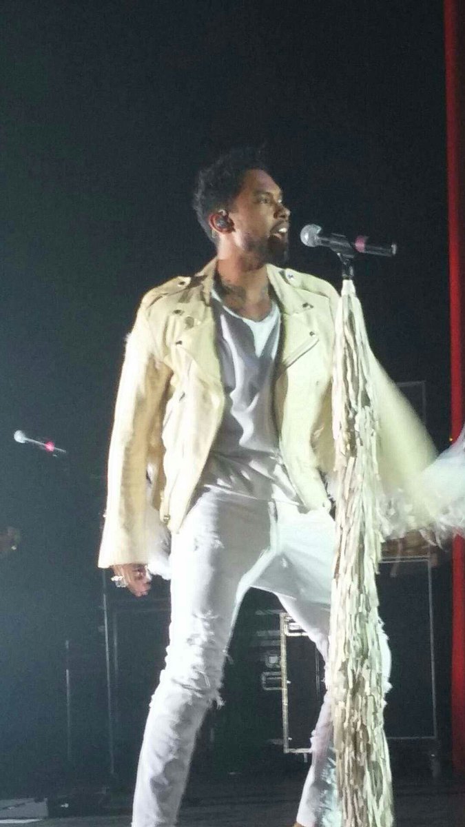 lavenderleoluv's tweet photo. Miguels outfits made me jelly af https://t.co/QRFx5dxrWi