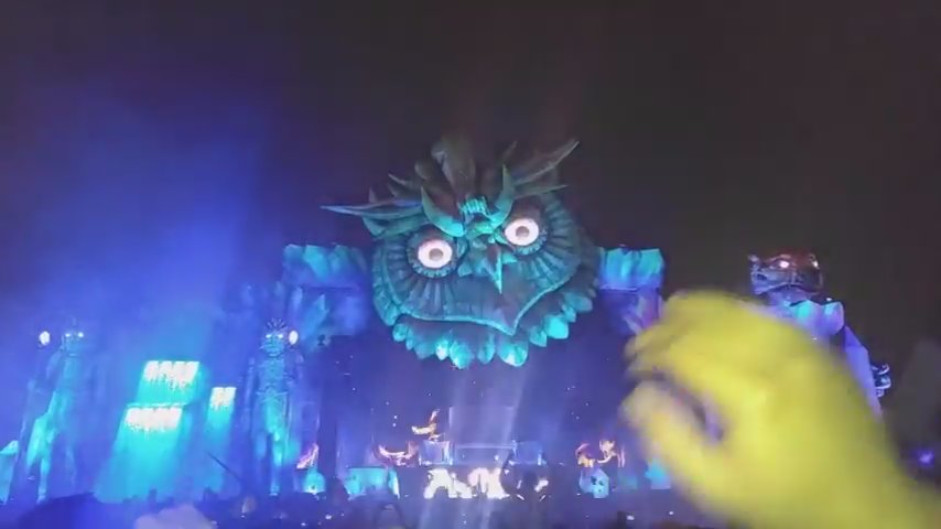 ChadisSan's tweet photo. Ayer en la noche!! (martin garrix) 
Hoy nos espera la segunda noche del edc,  esta a reventar la noche https://t.co/0hzsN7Ywc7