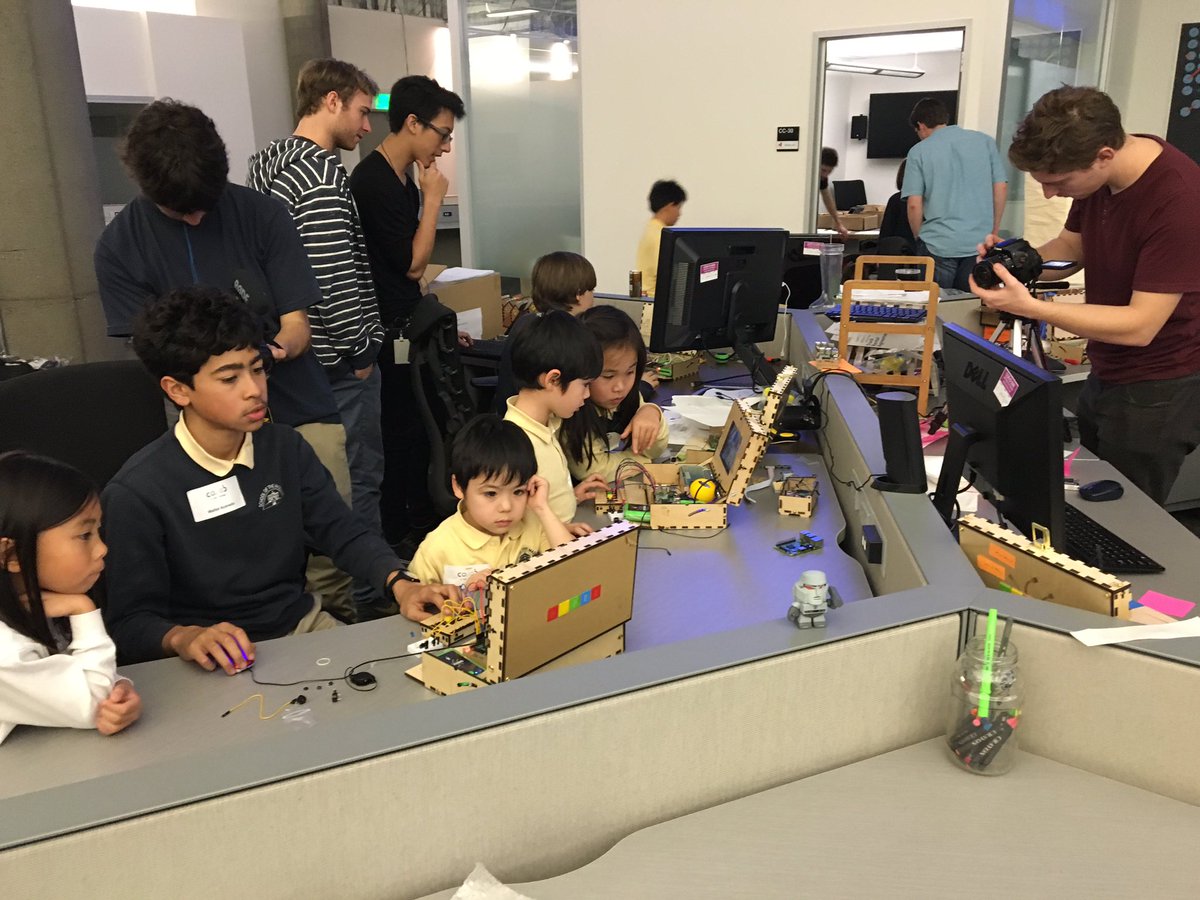 21stCenLeaderKW's tweet image. @the_Madeleine we bring our Ss to the EdTech developers @withpiper @NearpodContent #PGEdTech