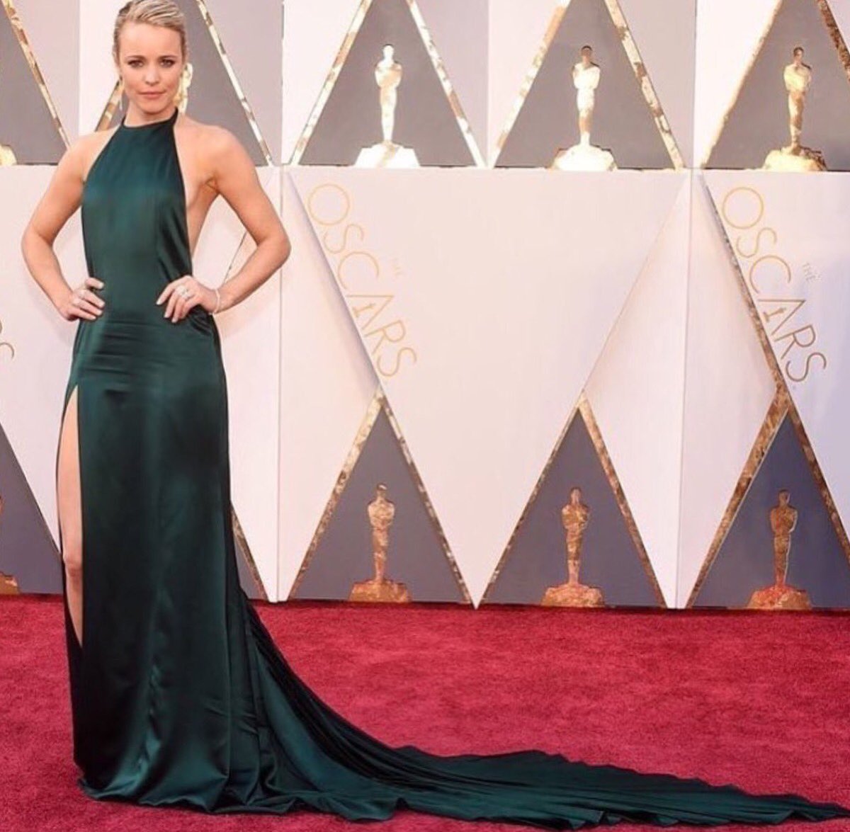 Платье ковровая дорожка. Бехати принслу на красной дорожке. Лучшие платья блейк лайвли. Розамунд пайк в красном платье. Джена деван наряды.