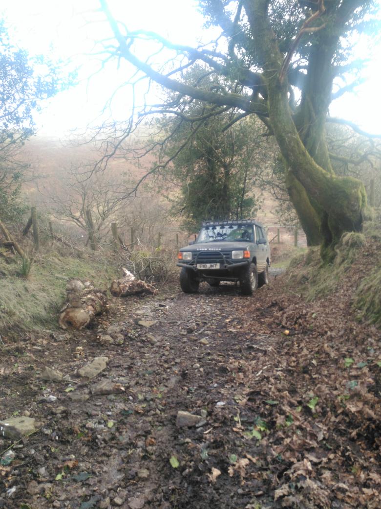 Greenlaner91's tweet photo. Using the #landy to move one of the many blockages on this tight #rightofway #greenlaning @LeahJ92 https://t.co/n7Sp7x7Bah