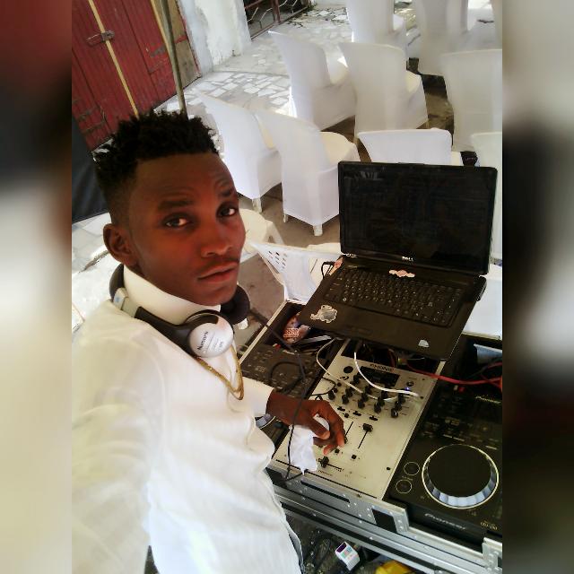 DJKhalifsbk's tweet photo. #NP RealNigga by @phynofino  
@0Iamide_YBNL at #WeddingReception https://t.co/g5FIkEaeh6