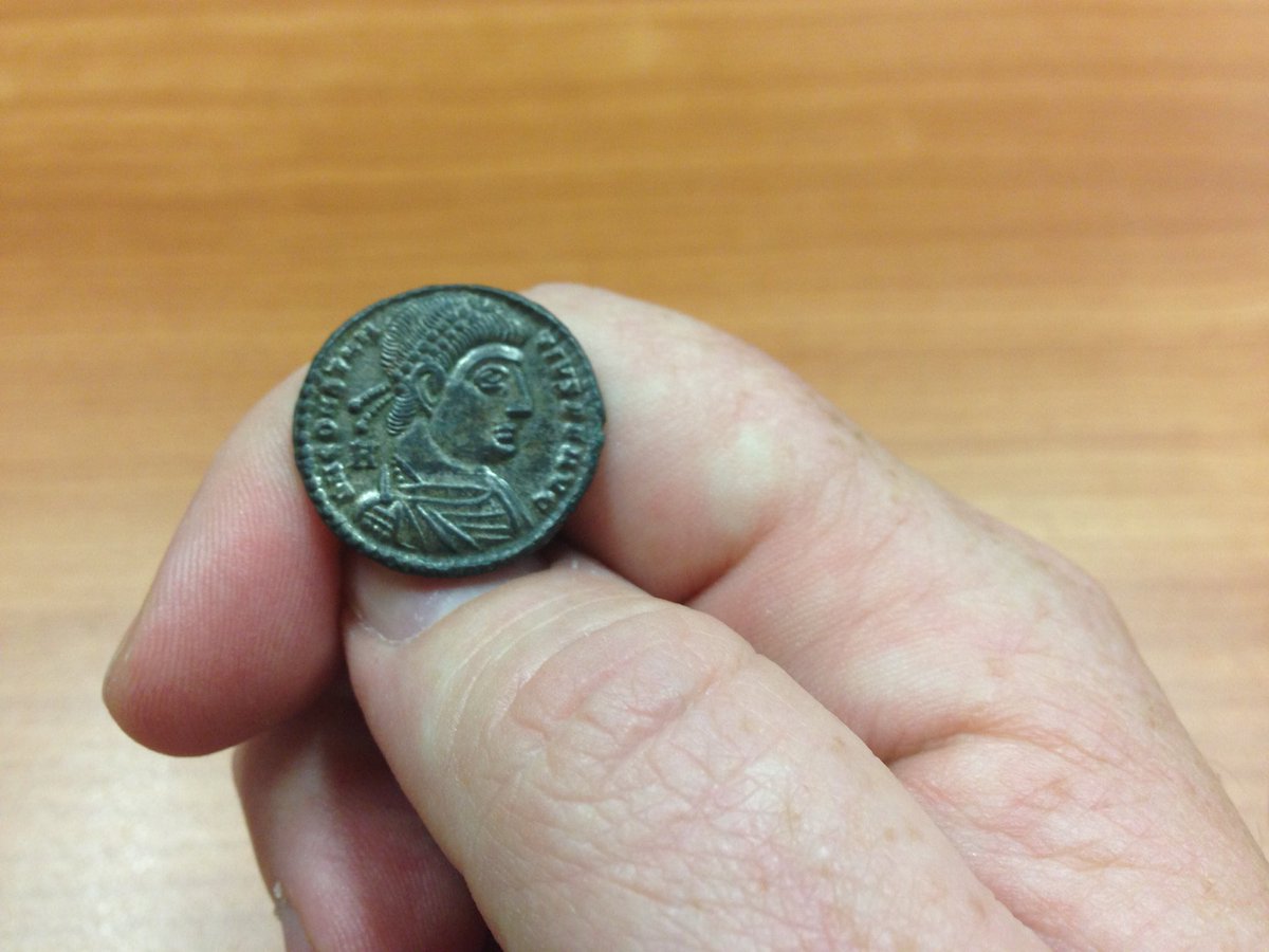 Playing heads or tails with a coin that's 1,666 years old is kinda cool ;) #RomaniIteDomum #ConstantiusII #Finance