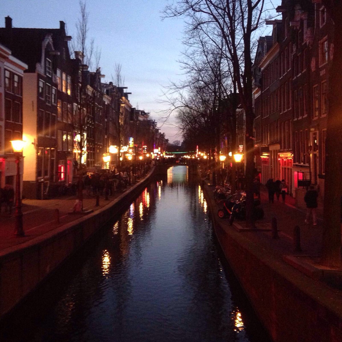 maggi_beatrice's tweet photo. #NottedegliOscar #2016 ad #Amsterdam !!!! Lontana da casa, ma vicino a Te #LeonardoDiCaprio  ❤️🎈🎉 https://t.co/Q8vlg83lYN