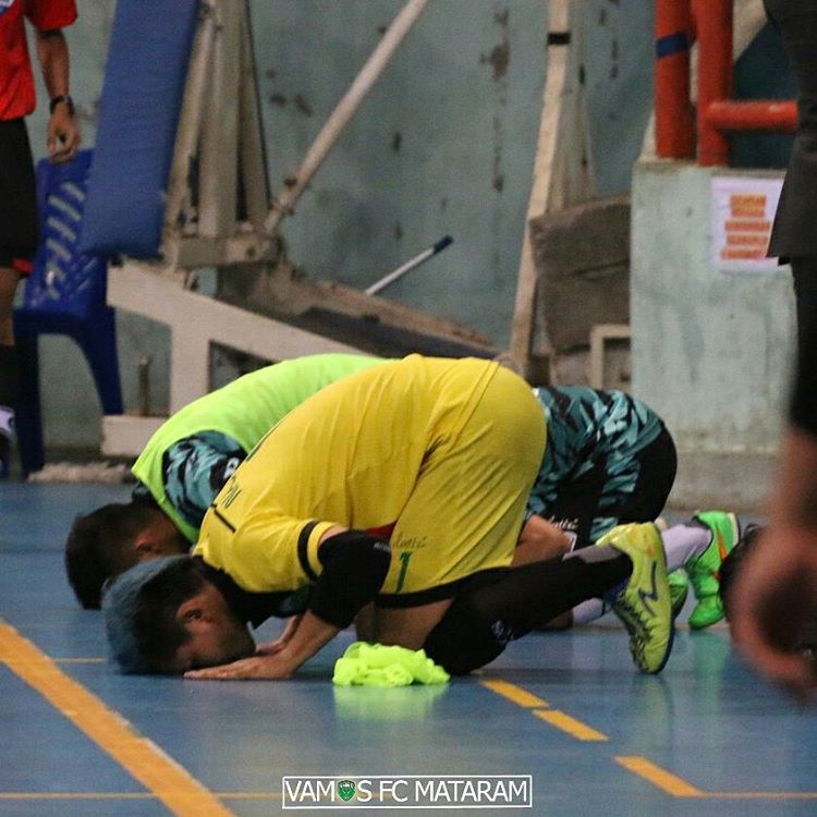 Jika tidak ada pundak untuk tempat bersandar, masih ada lantai untuk bersujud. Mari bersyukur 😇