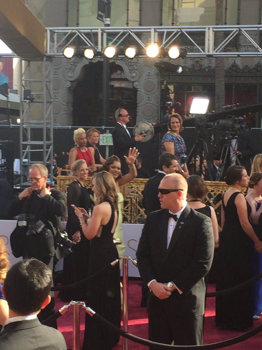Heeey! Caught a quick wave from singer <a href="/AndraDayMusic/">Andra Day</a> #Oscars
