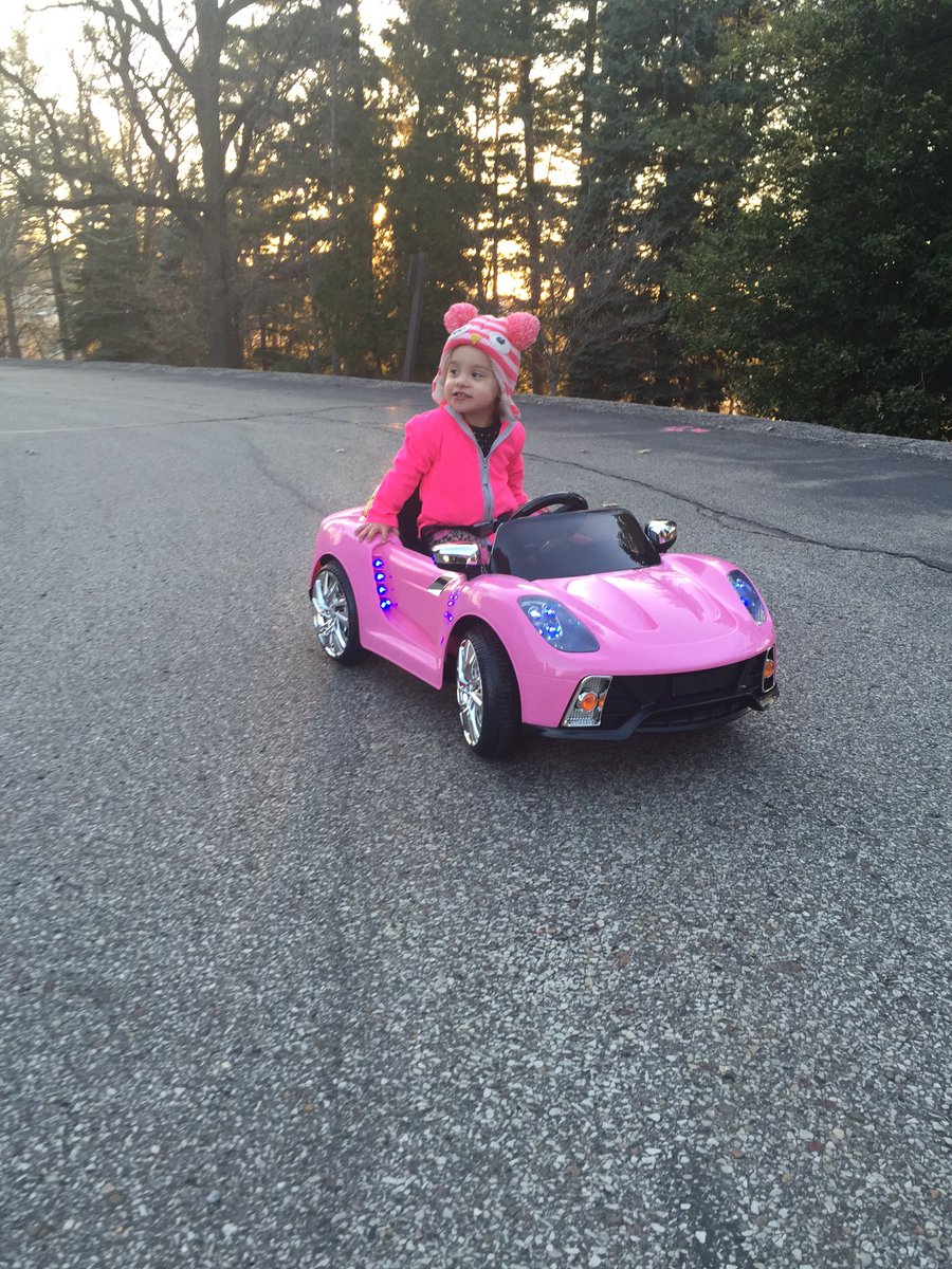 sirrdubsalot's tweet photo. #porsche #Hyperdrive2016 Ava knows how to get down https://t.co/skaomJH08r