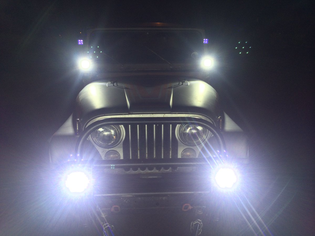 AGLOFFROAD's tweet photo. This 1986 Jeep is loving his 20 w above and his 70w rounds below. https://t.co/nAYl6qQD9z