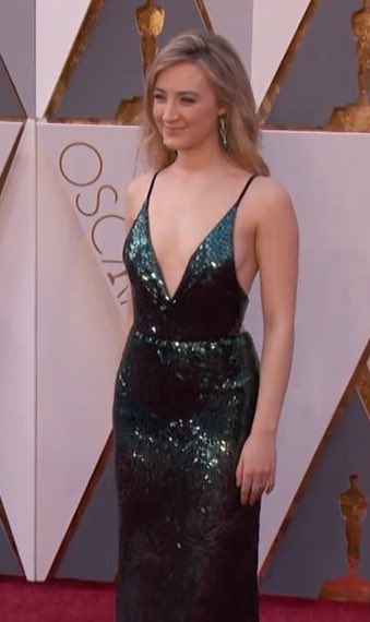 StylingZone's tweet photo. Saoirse Ronan en @CalvinKlein y luciendo la tendencia de accesorios en distinto color  #Oscars https://t.co/9mIi7nl40D