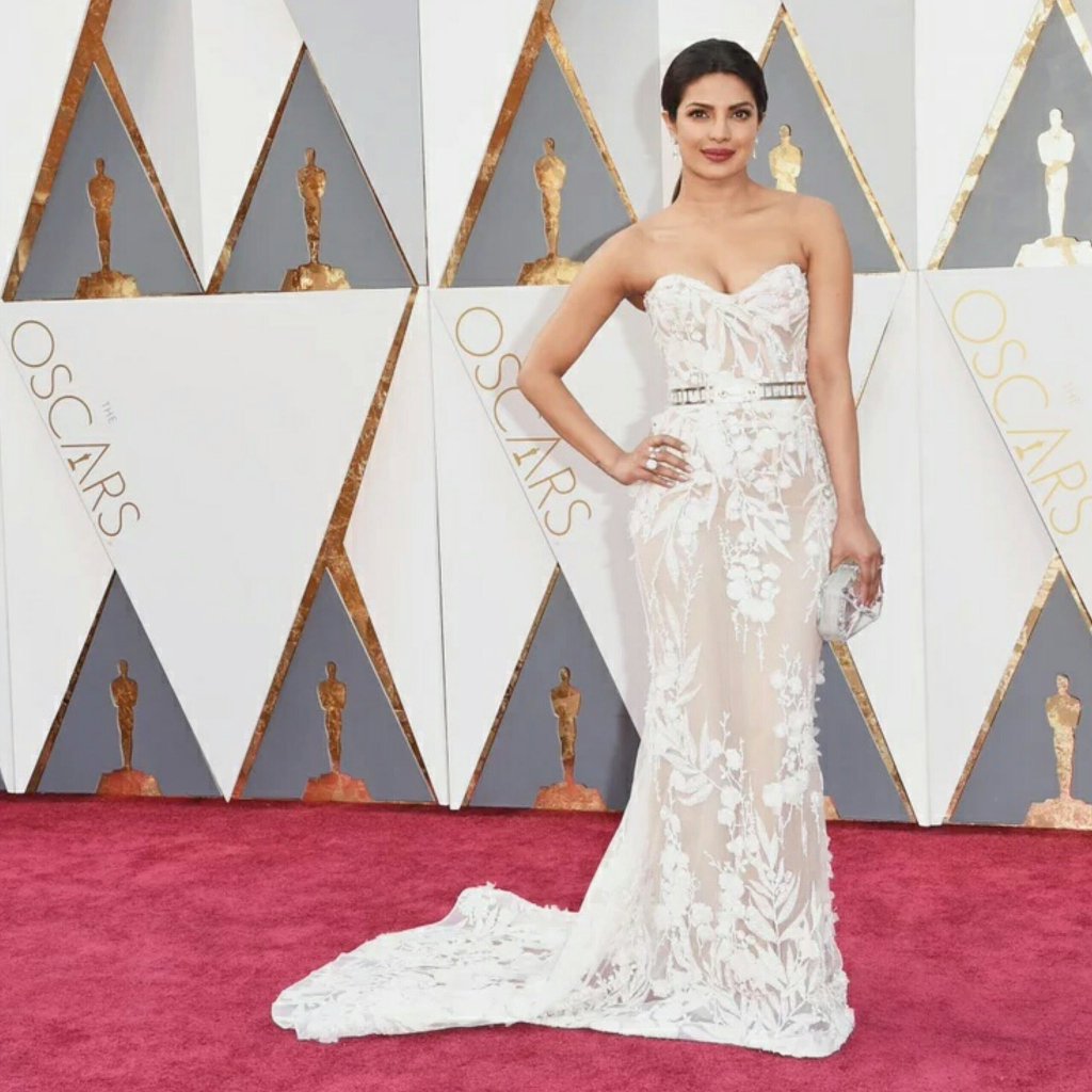 nicolasvillar12's tweet photo. @Priyankachopra in @ZMURADofficial #Oscars https://t.co/6x7rOcxUzK