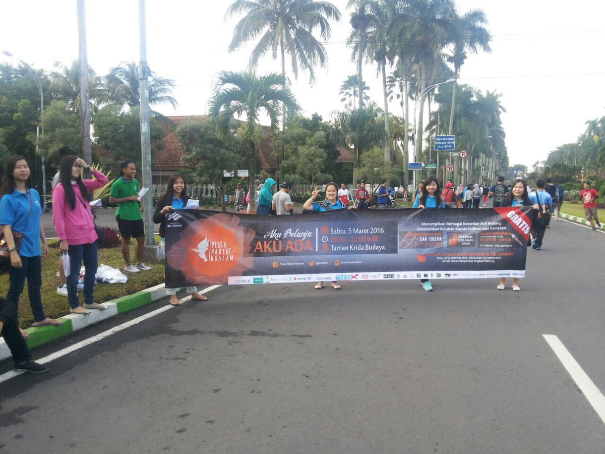 MCF2K18's tweet photo. Ini dia kakak kakak panitia sedang melakukan promosi di cfd #PRN2016 https://t.co/4T4tRv9oRi