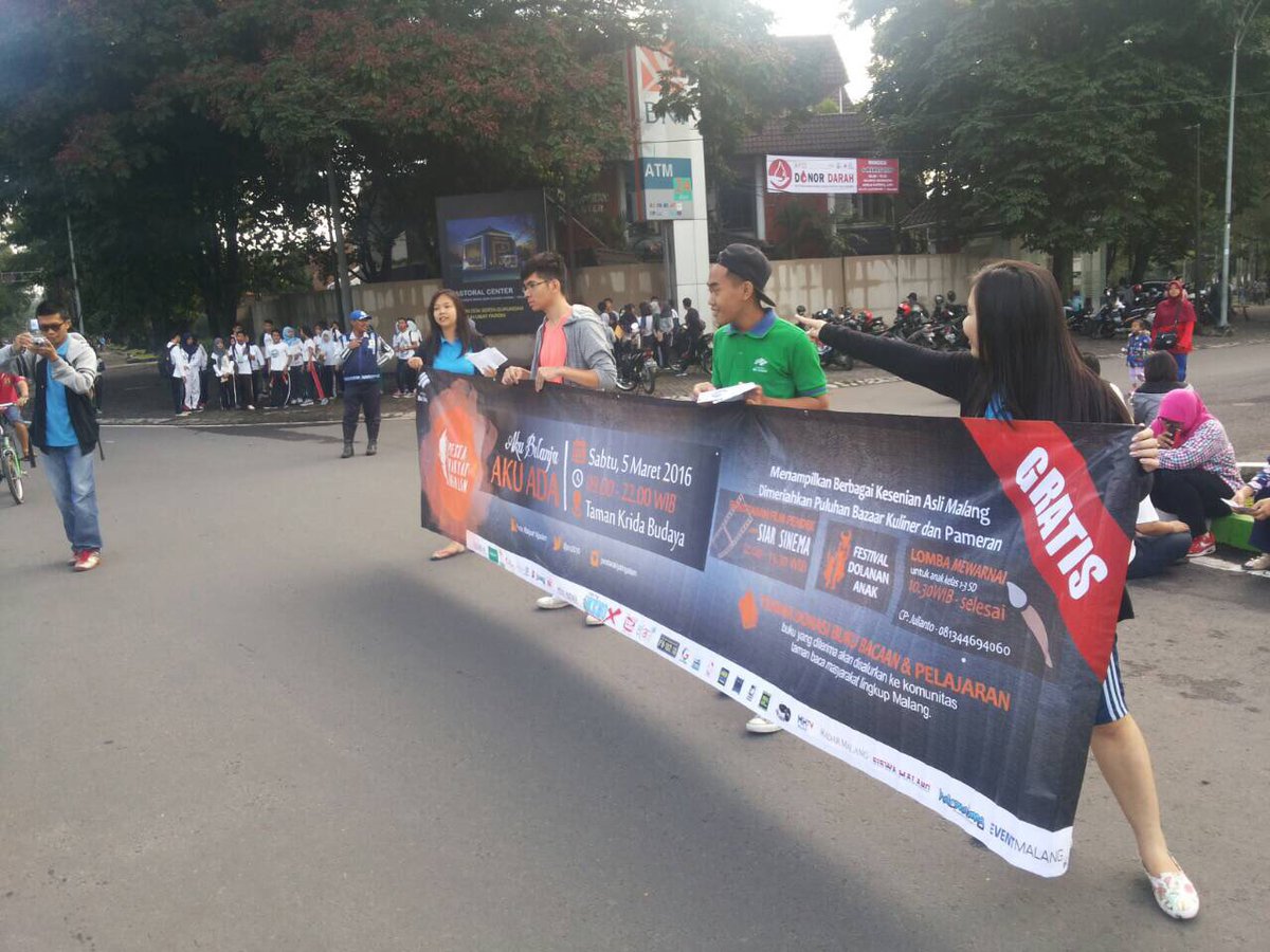 MCF2K18's tweet photo. Ini dia kakak kakak panitia sedang melakukan promosi di cfd #PRN2016 https://t.co/4T4tRv9oRi