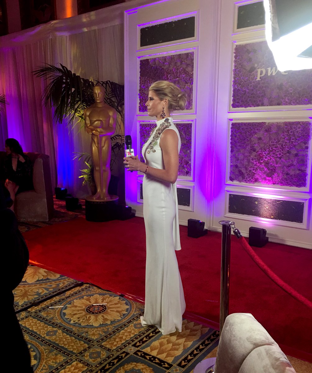 PwCUS's tweet image. Starting now! @ShannonSchuyler hosts the #pwcredcarpet. Stream live: pwc.to/redcarpet