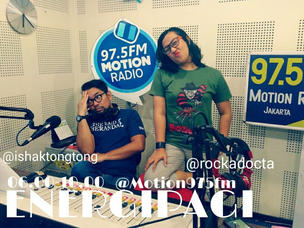 Siaran #EnergiPagi <a href="/MOTION975FM/">97,5 FM Motion Radio</a> pake kaos ciamik <a href="/official_satire/">Satire</a> &amp; nanya film yg lo tonton berkali2 &amp; belum bosen?!