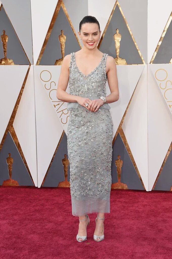 FashionTimeMx's tweet photo. Daisy Ridley usando Chanel Spring 2016 #AlfombraE https://t.co/m4WlpVQ9Mn