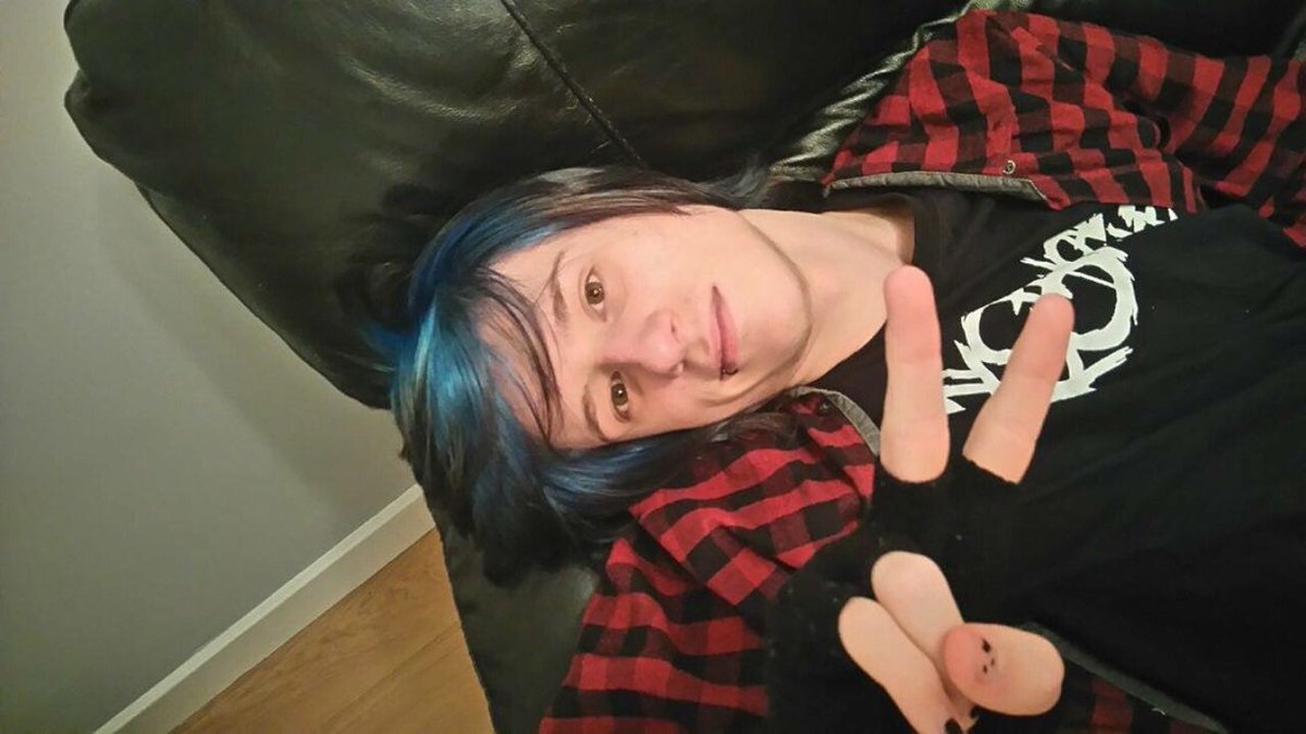 supitslink's tweet photo. DIY my hair blue 💙 https://t.co/vFEgC47dye