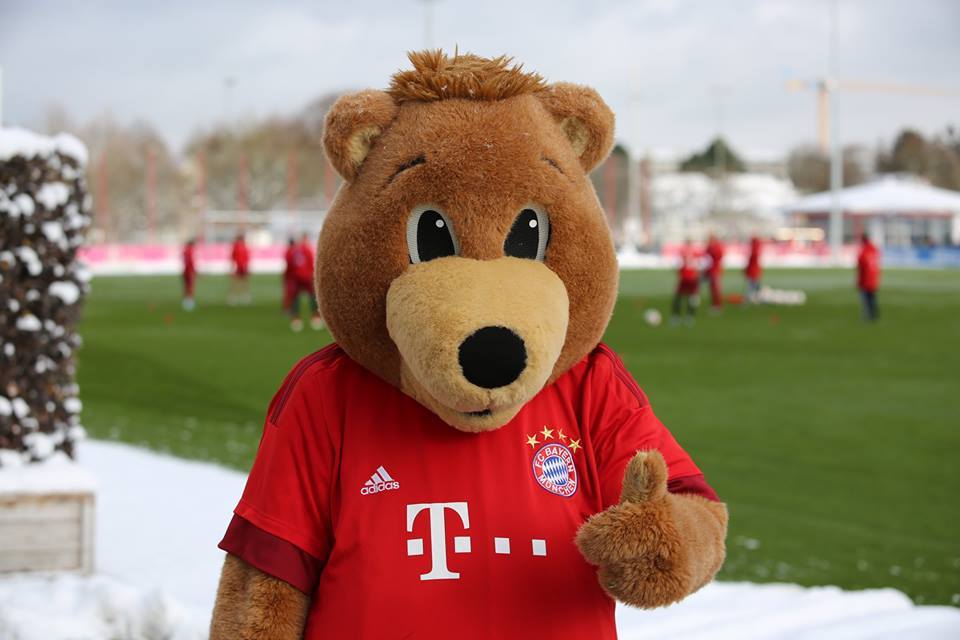 FCBayernUS's tweet photo. Congratulations on the #Oscars win, @LeoDiCaprio! Don't worry, Berni's friendly 😉 https://t.co/2uLtx6jLGG