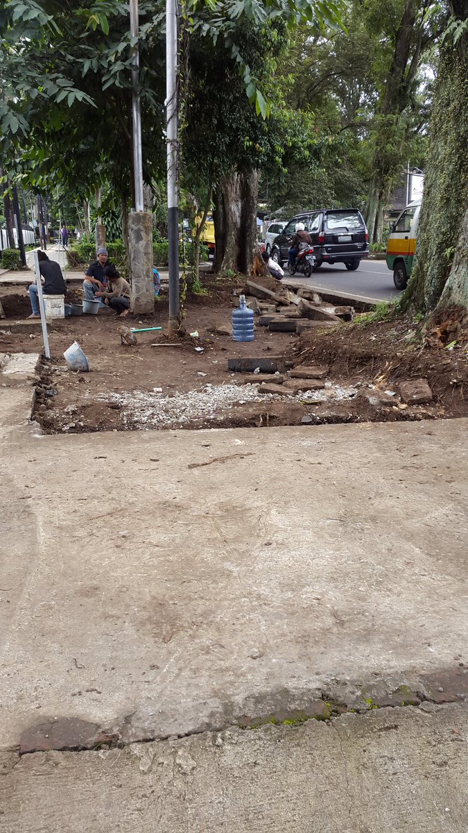 iraafra's tweet photo. Kalau depan calon cafe trotoar dirusak, alamat trotoar jadi tempat parkir. Lokasi deket Kang @ridwankamil kuliah https://t.co/9KDxWKAnKA