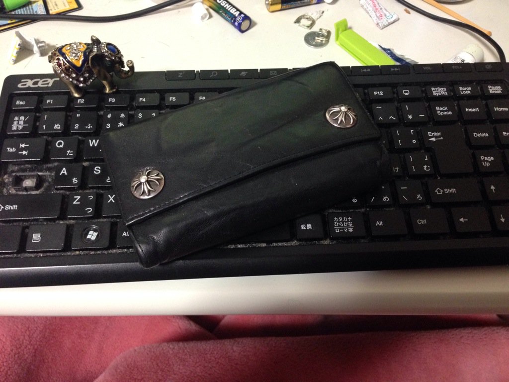 しろけも へぇ 堂本光一と小栗旬も俺と同じクロムハーツの財布使ってるんだ あいつらやっぱ俺のこと意識してるのかな 俺も街歩いてると小栗旬と間違われたり静岡の堂本光一ってよく言われるけど彼らも今日から芸能界のしゅうやってなのっていいんだよ