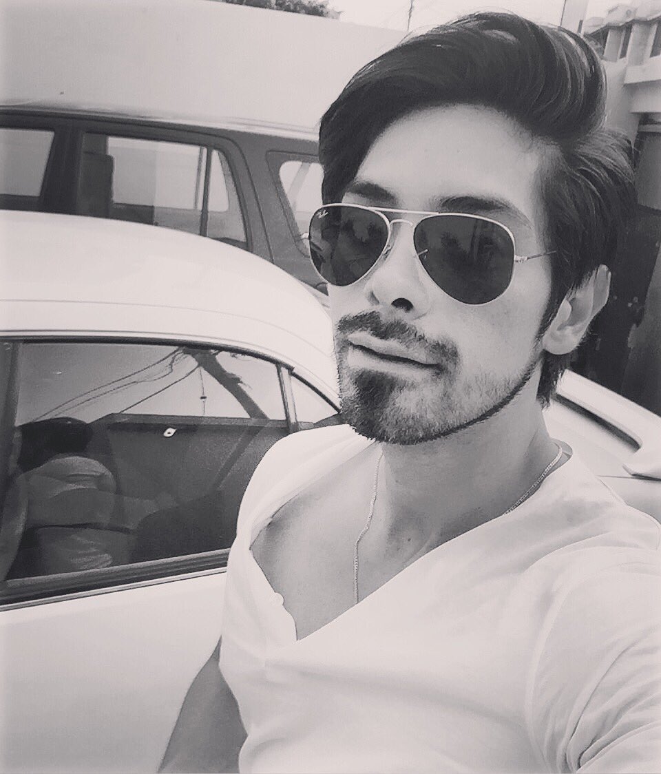 jOrGeNightWing's tweet image. Black and white