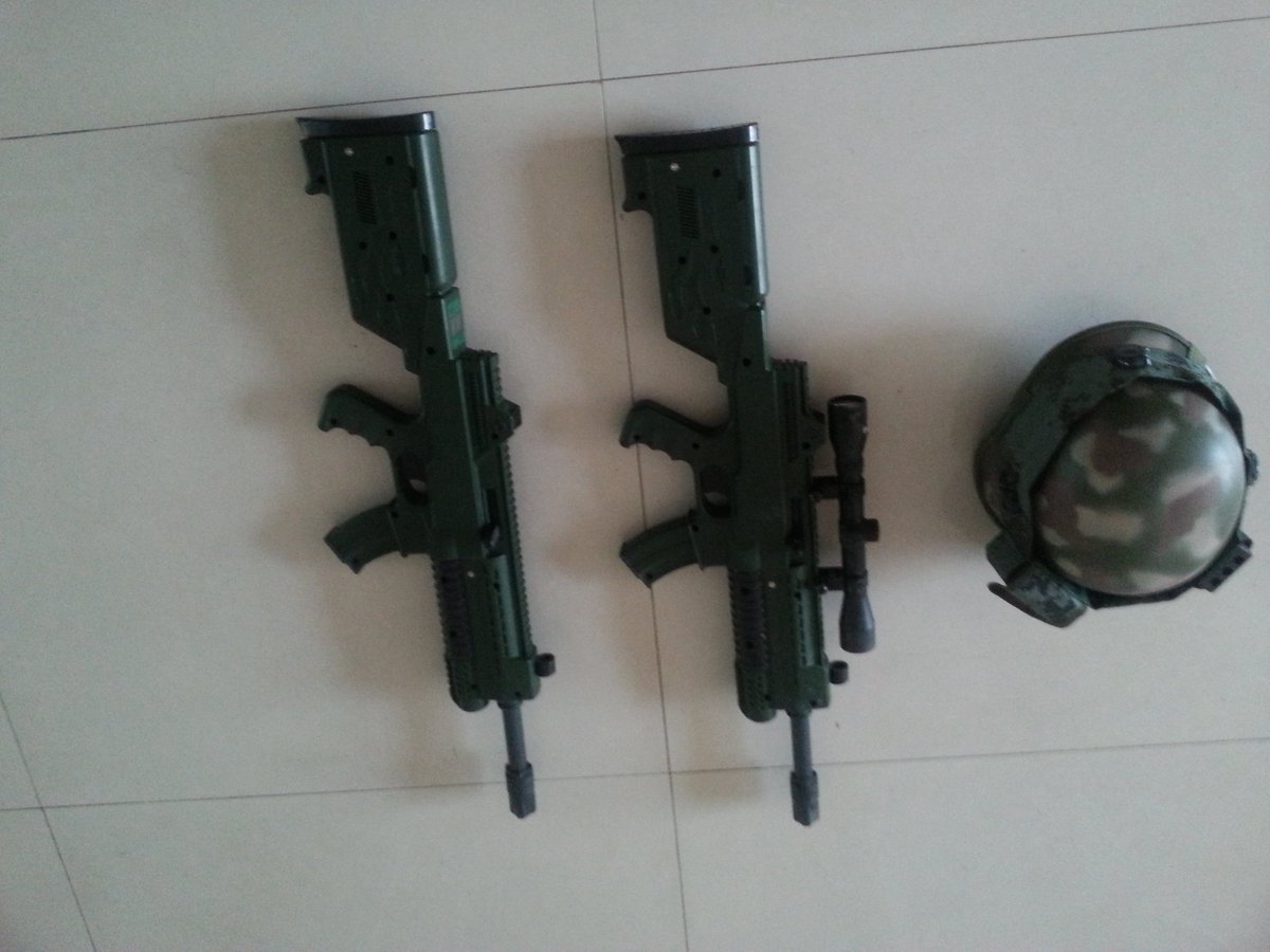 USelected's tweet image. 九成新真人cs激光装备 带马甲 头盔 烟幕弹 充电器 13套 call +8618306483002