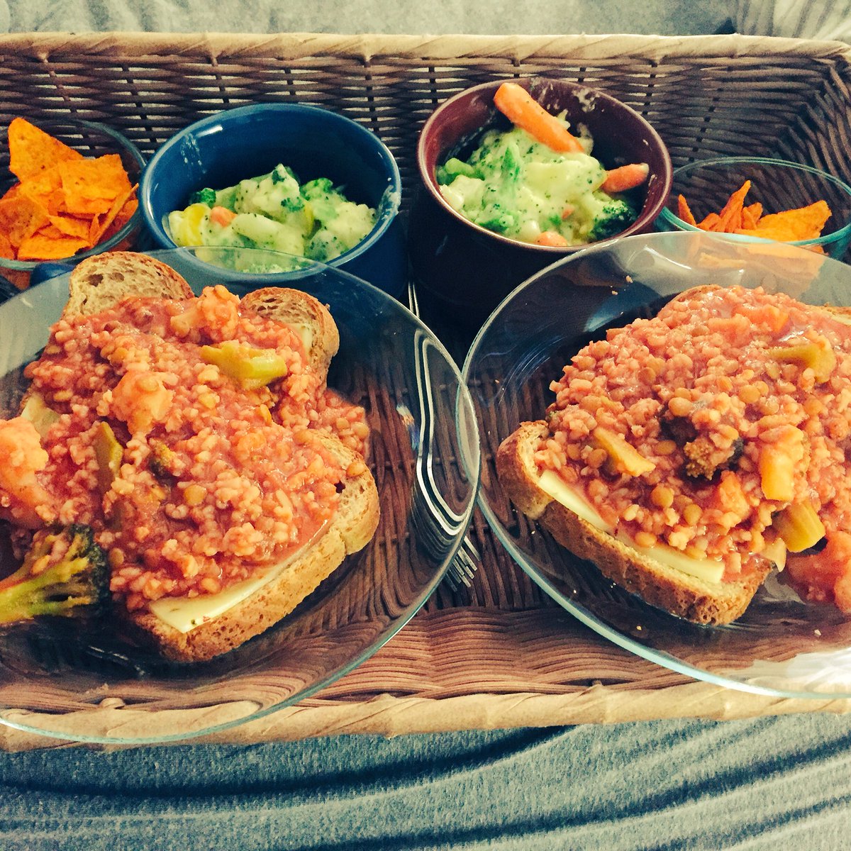 Standyman143's tweet photo. Had an amazing dinner in bed with @lsmedema Thanks love! #healthyliving #nevermindthechips😇 https://t.co/tOZ3IVNUjn