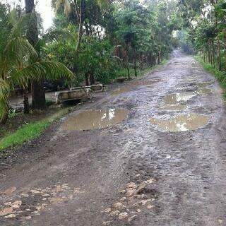 Subady22Ady's tweet photo. @ganjarpranowo Pak Gub,,masih pantaskah ini di sebut jalan raya,,jalan raya karanglangu kedungjati. https://t.co/ipY6TIWo54