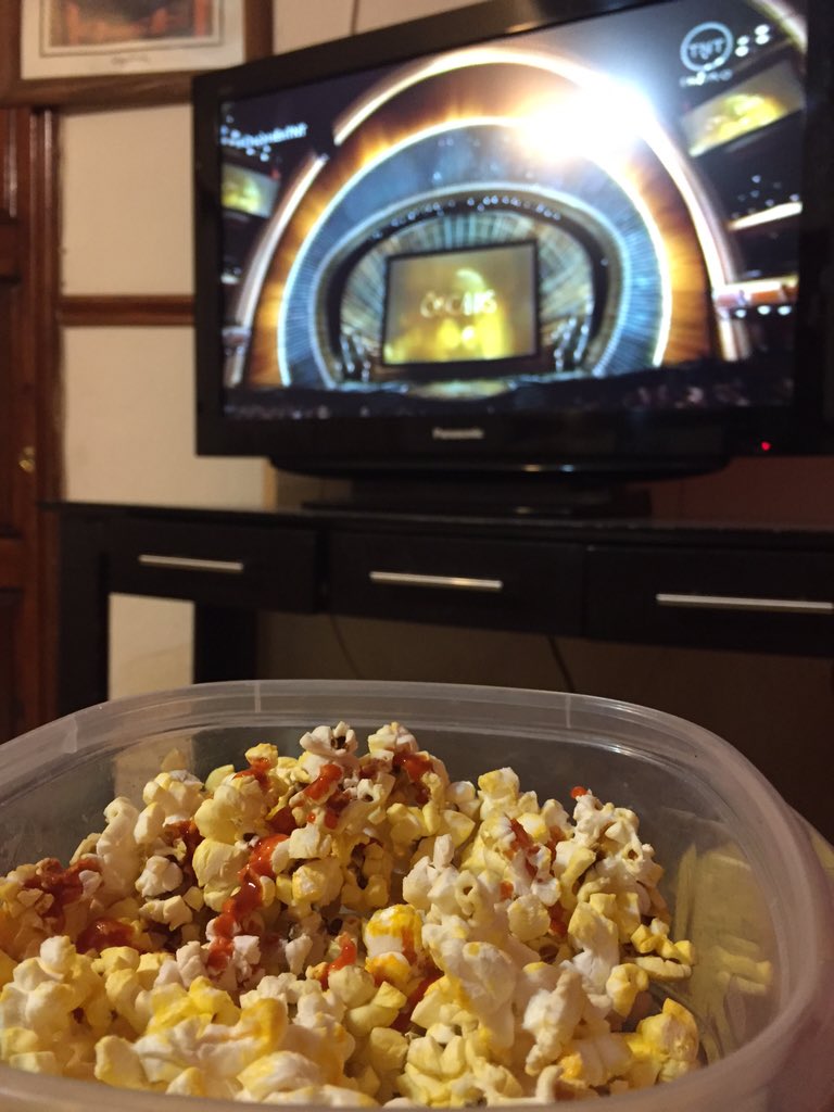 vv74's tweet photo. Noche de #oscars y no veo al Doc @Golm3r por aquí...Uhmm ..
Ya tengo las paalomiitaaas Dooocc😛 con salsa if course! https://t.co/XStziOiNdm