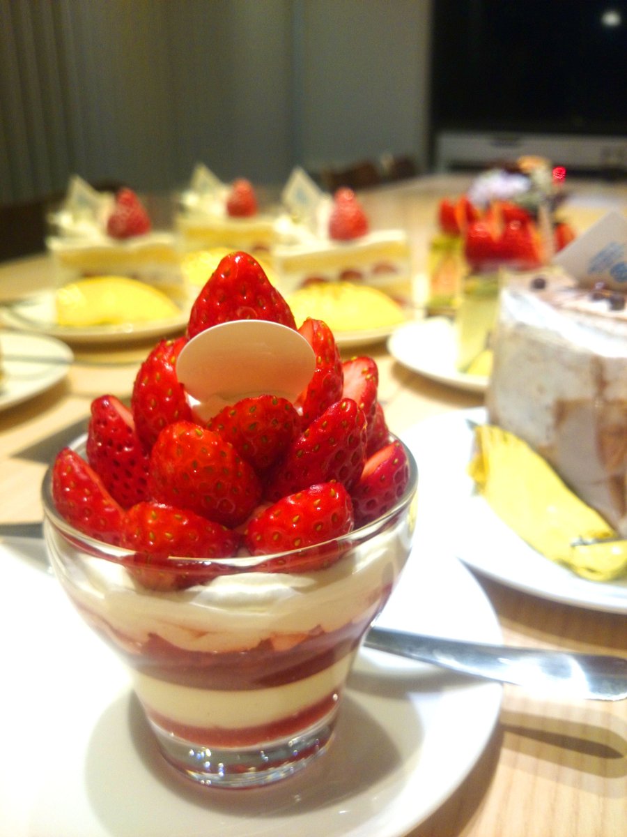 キュービット 恵比寿駅徒歩1分のweb制作会社 雑談 お久しぶりです 寒い日が続きますがいかがお過ごしでしょうか スタッフの誕生日会を行いました いちごのケーキがたくさん あまずっぱいおいしさに会話もはずみます あたたかい春が待ち遠しい