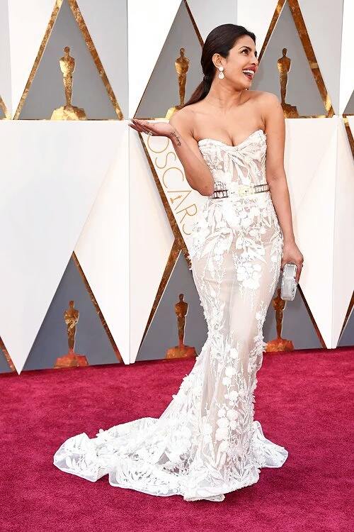 axnasia's tweet photo. @priyankachopra nailed the red carpet look with a white long dress!! π #Oscars #AXNQuantico https://t.co/bvtNVKTYKy