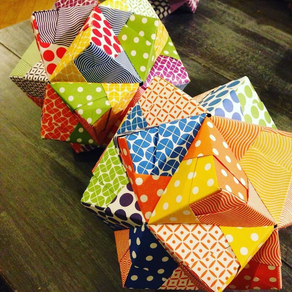 OrigamiInvasion's tweet photo. Et 2 sonobeball de plus...
#origami #paper #papercraft #origamimodular #modularorigami #sonobe #sonobeball https://t.co/x0ZBG3rvGm