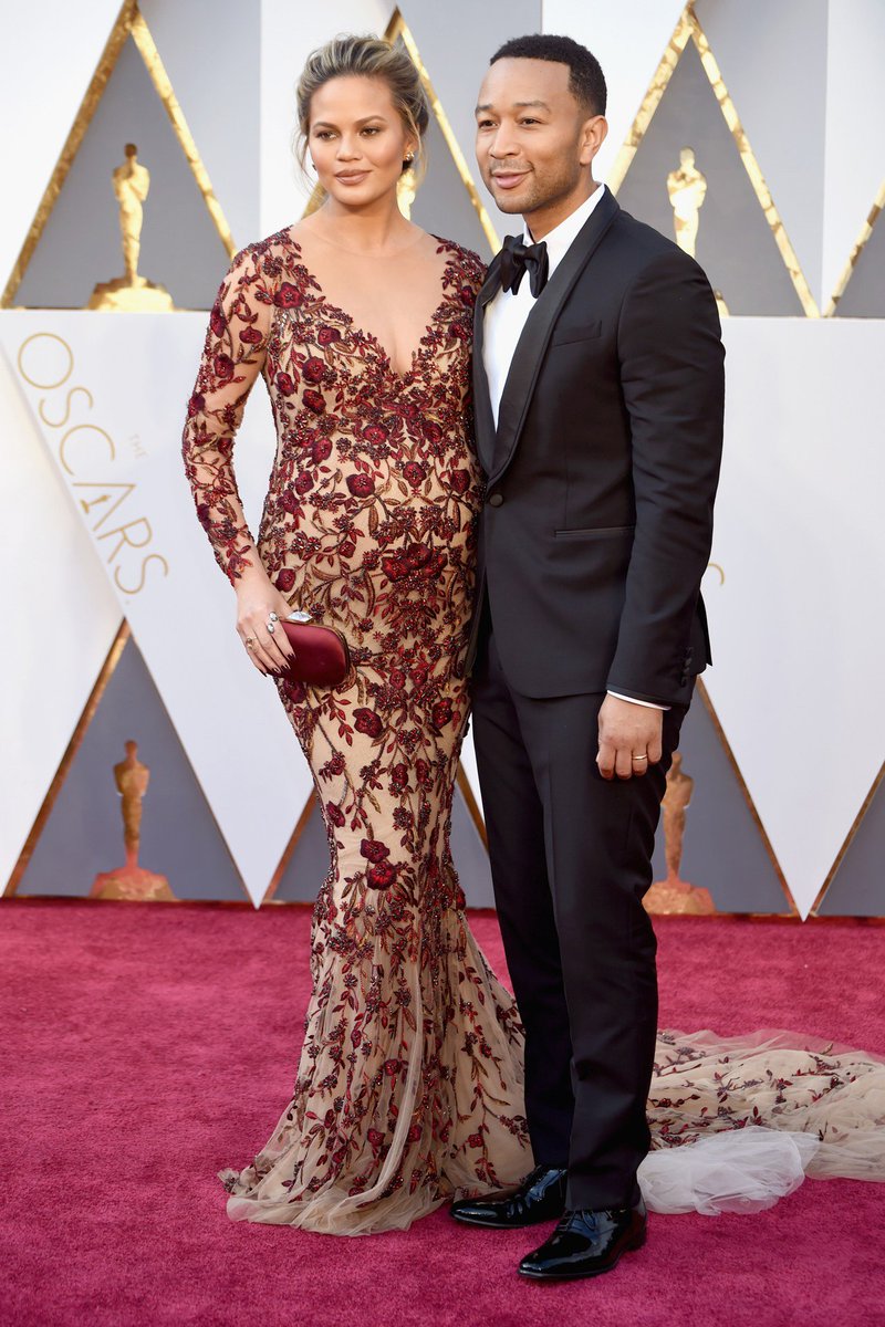 GlamourMagUK's tweet photo. .@chrissyteigen and @johnlegend are giving us serious #RelationshipGoals https://t.co/UbMQtAMqlv #Oscars https://t.co/D1GvSR4tRx