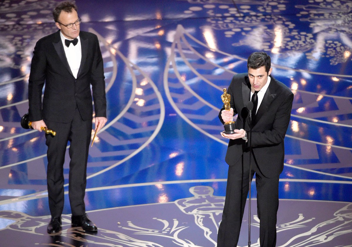 ETimesPhotos's tweet image. #JoshSinger &amp;amp; #TomMcCarthy accept the award for the Best Original Screenplay category for #Spotlight at #Oscars.
