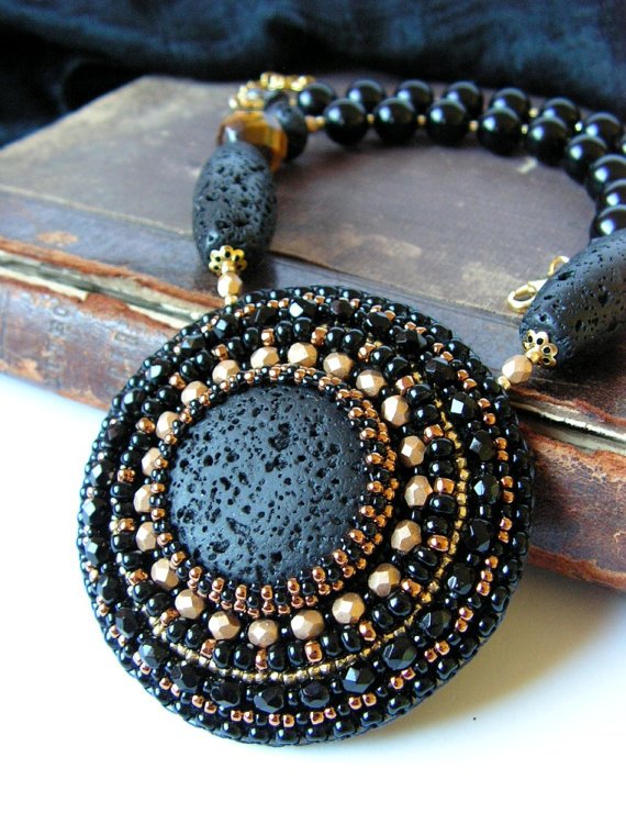 Bead embroidery Necklace Beadwork Pendant - det ligner en stor lavasten der ...: Bead… goo.gl/d9OuIw