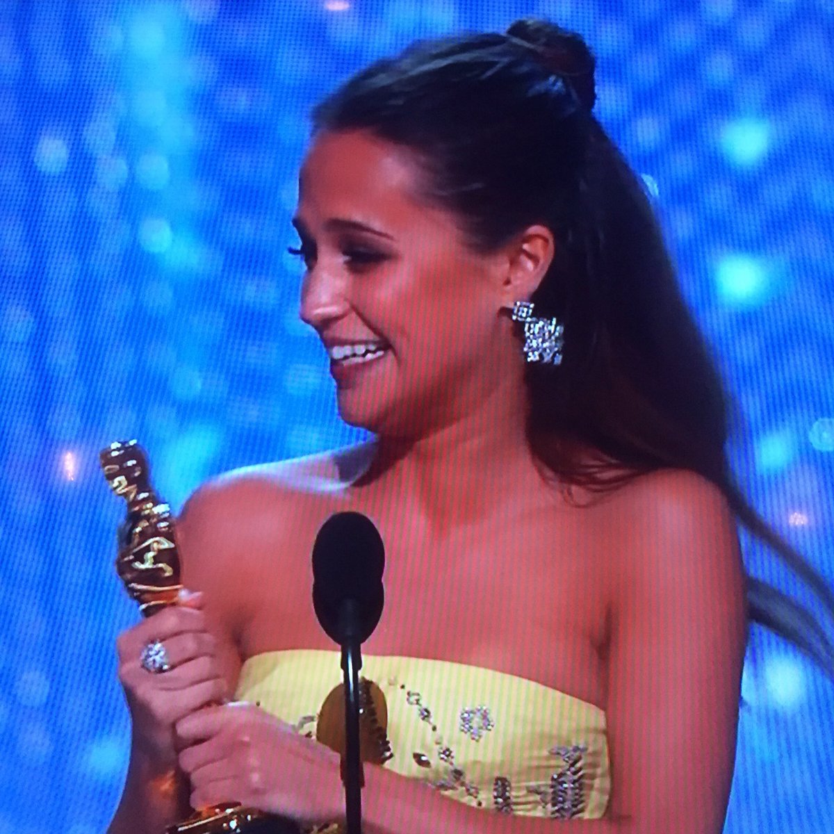 HamptonsFilm's tweet photo. Alicia Vikander wins Best Supporting Actress for #TheDanishGirl! #HIFF2012 @variety #10ActorsToWatch to #Oscars! https://t.co/l5dgylIC99
