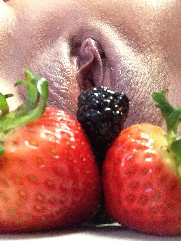 SummerOfOttawa's tweet photo. A Summer salad! (Sensuous Summer, that is) #StrawberryWeekend https://t.co/OPRmc3NaZt