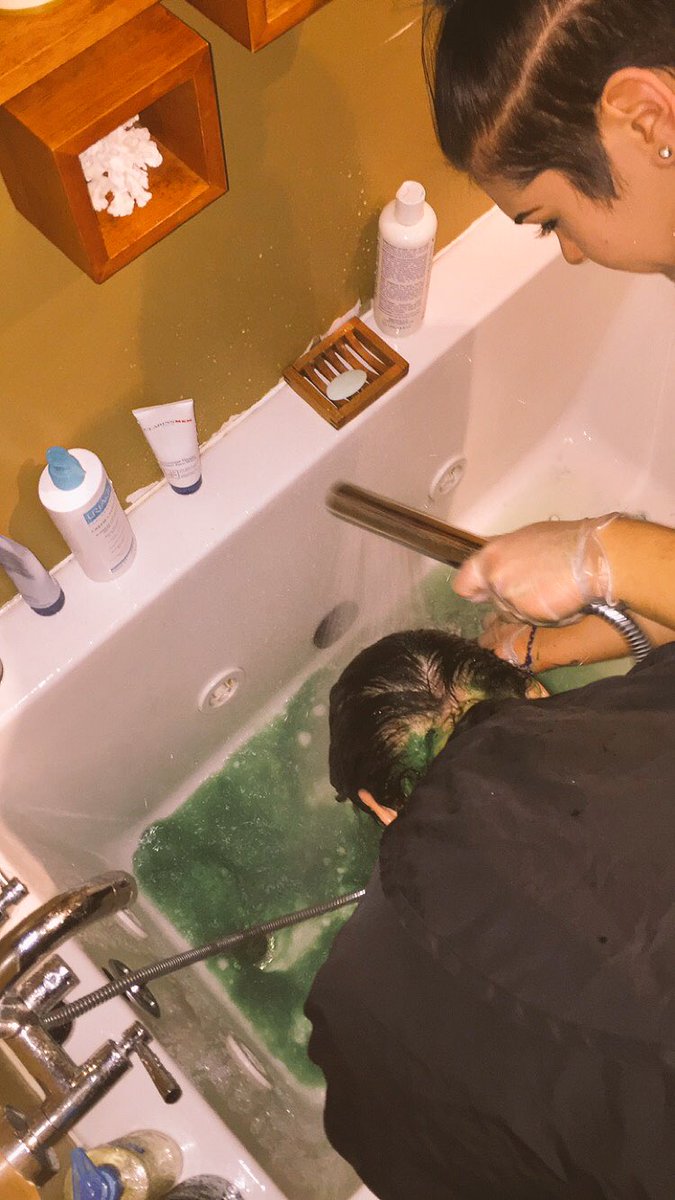 CarooLachapelle's tweet image. Coiffeuse maison✌️😋
@Catheriineeanne @Floee09