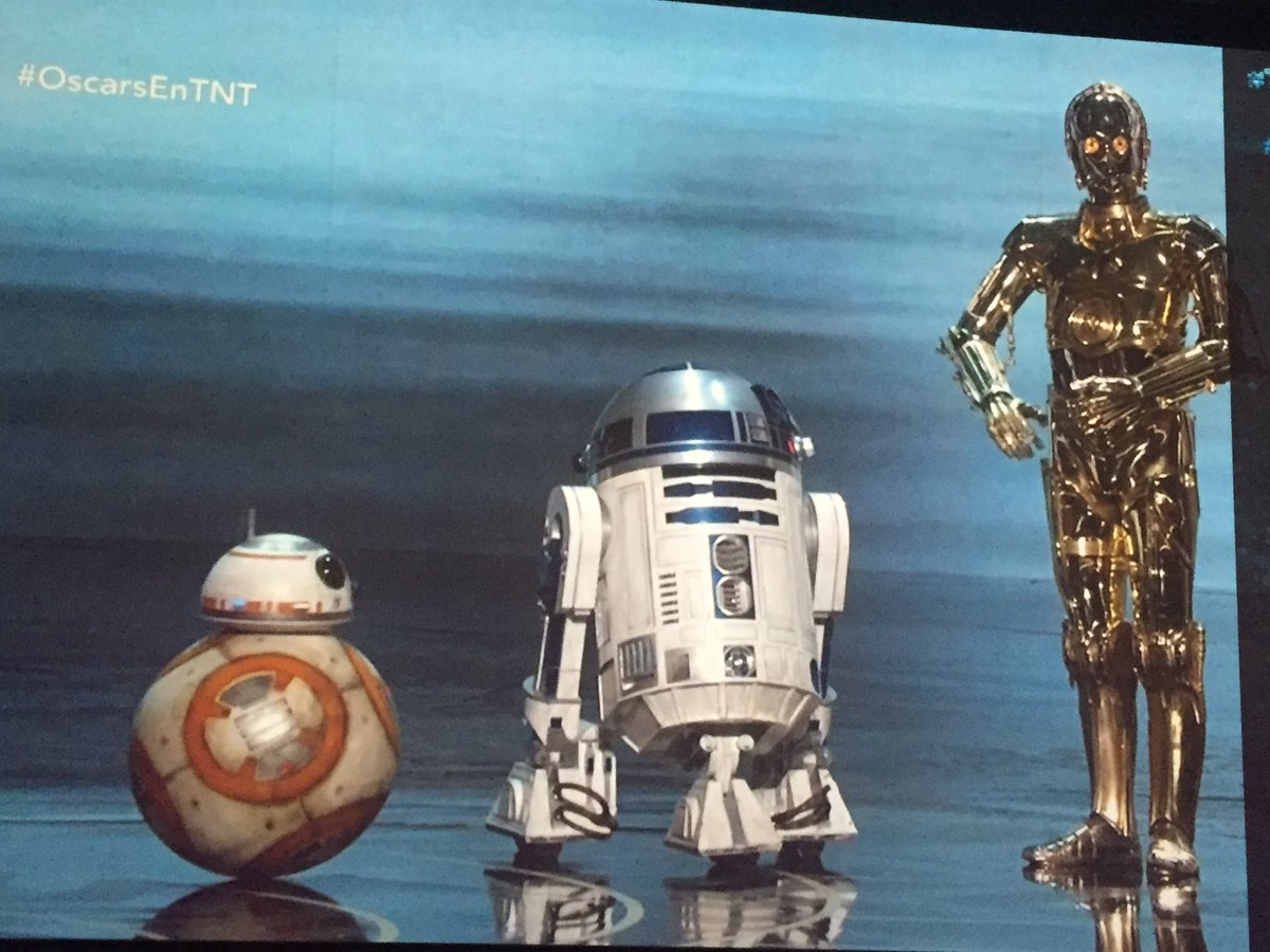TheTopComics's tweet photo. Fuckin lloro por ver a los 3 juntos :,) #BB8 #C3PO #R2D2 #Oscars2016 https://t.co/9CXKGTC751
