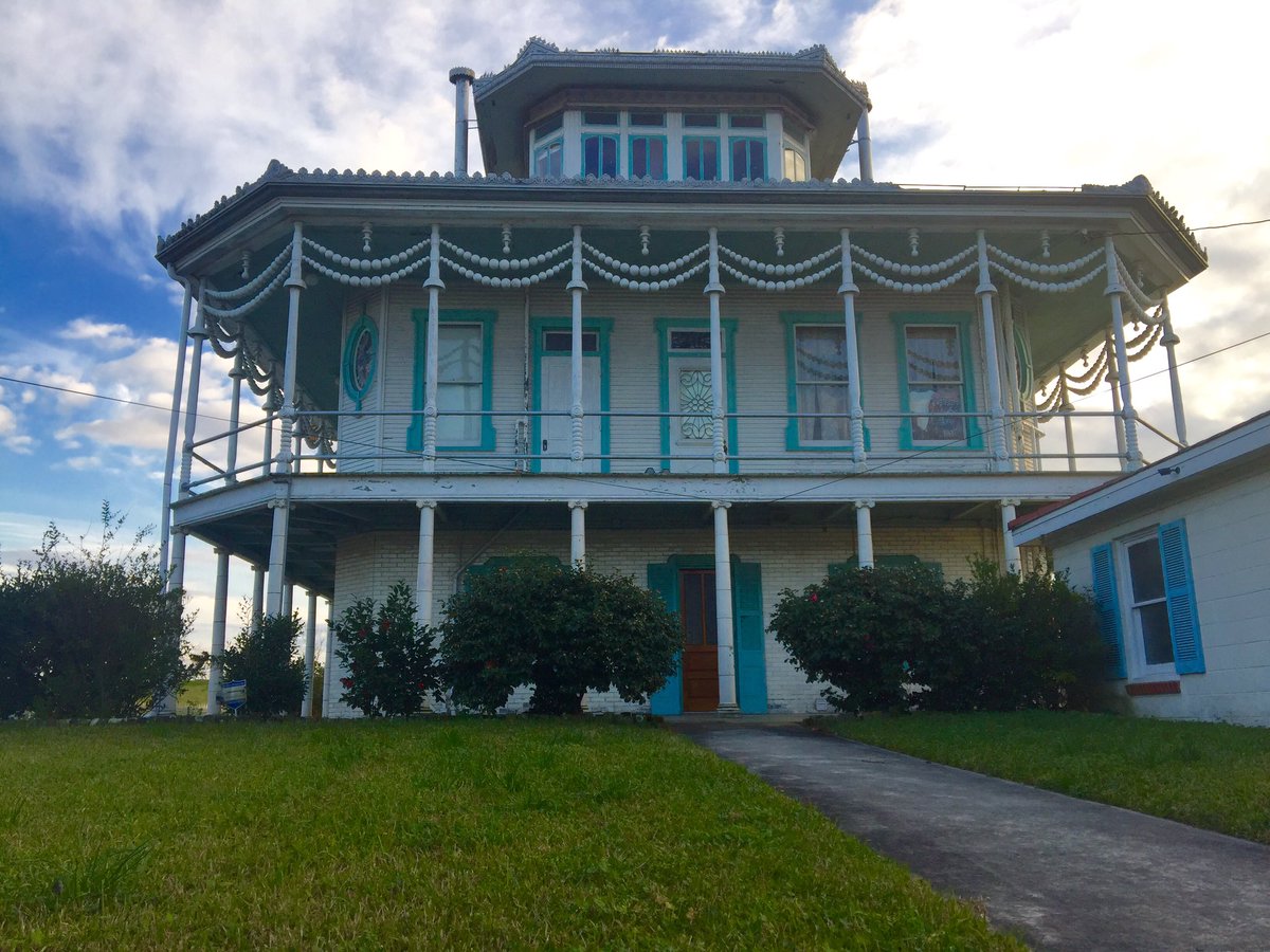 Lindsey_Gilmore's tweet photo. Crazy that these are right next to each other. #BUServesNOLA #BUBreaks https://t.co/qo8AWlFEYS