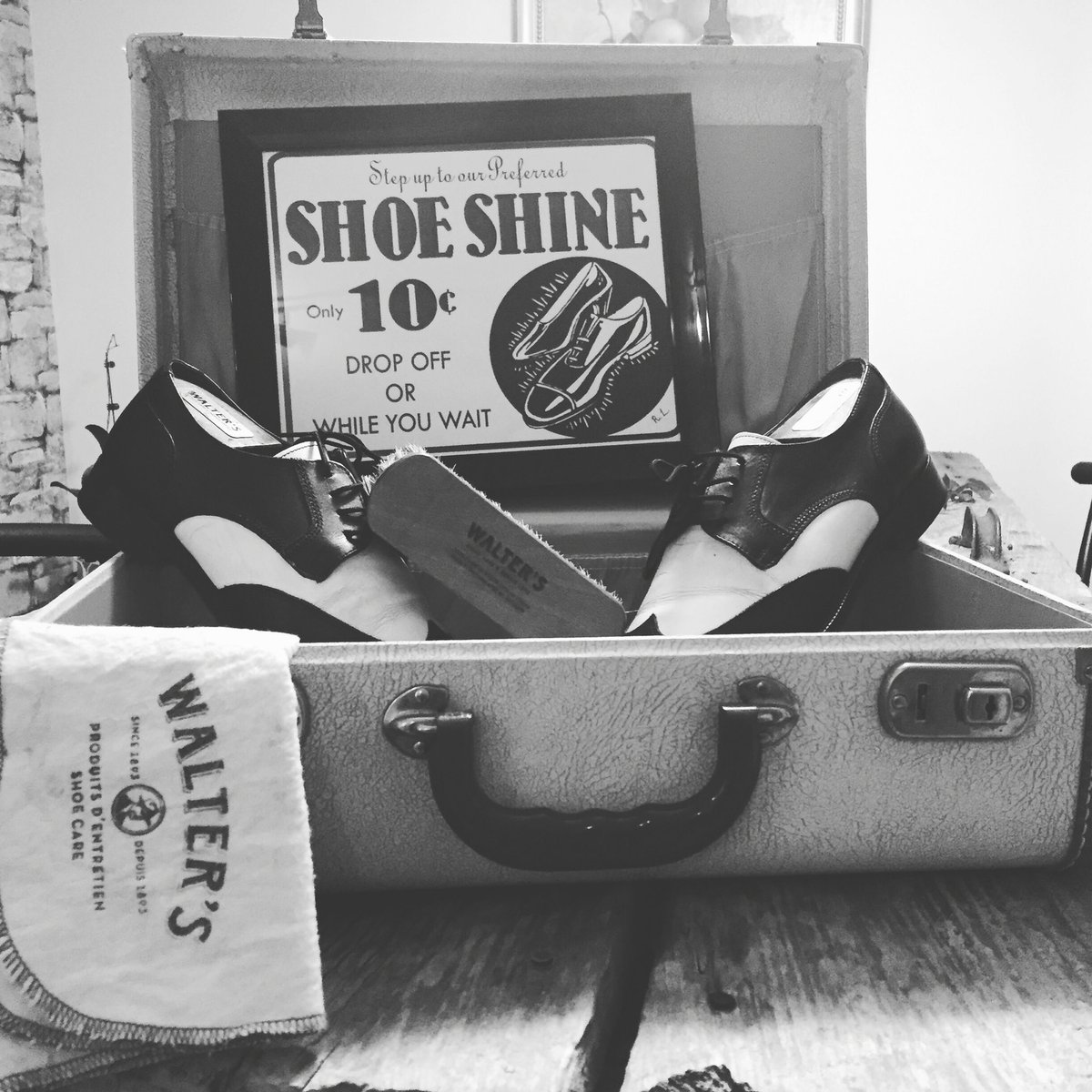 valet_le's tweet photo. Shoes shine le valet cireur Walters https://t.co/GD23ic36Ue