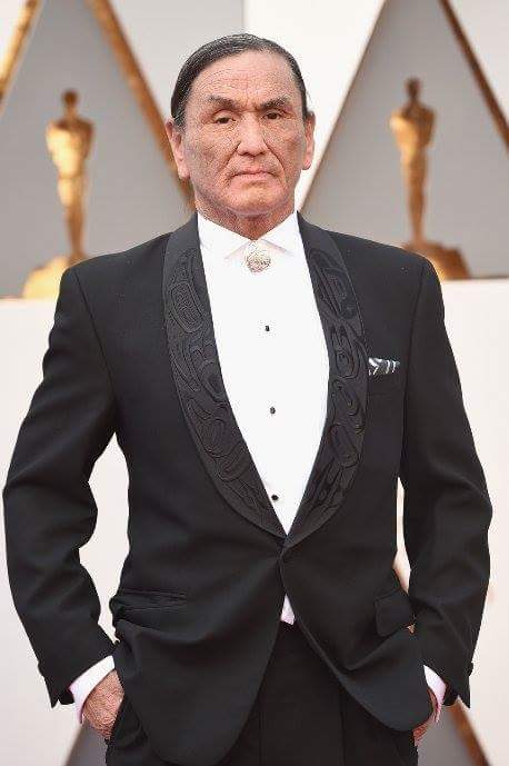 .<a href="/CBCNews/">CBC News</a> AND.... Duane Howard looked fiiiine in his Haida designer Dorothy Grant! #Indigenous