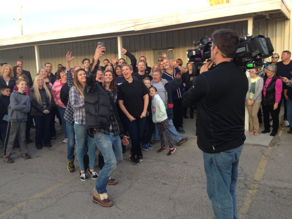 nataliefeldman's tweet photo. #Setlife #SneakPeak #DinerRevival 3/4 @FoodNetwork @amandafreitag @typennington #SnSTruckStop @Vegas @Vegascom https://t.co/vfWw0tVk82