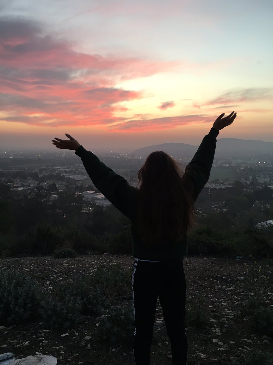 adihoz1010's tweet photo. It's been a while since I did a sunrise hike🌄 #PulledAnAllNighter #FromEarlierToday https://t.co/gMXUWHj8pl