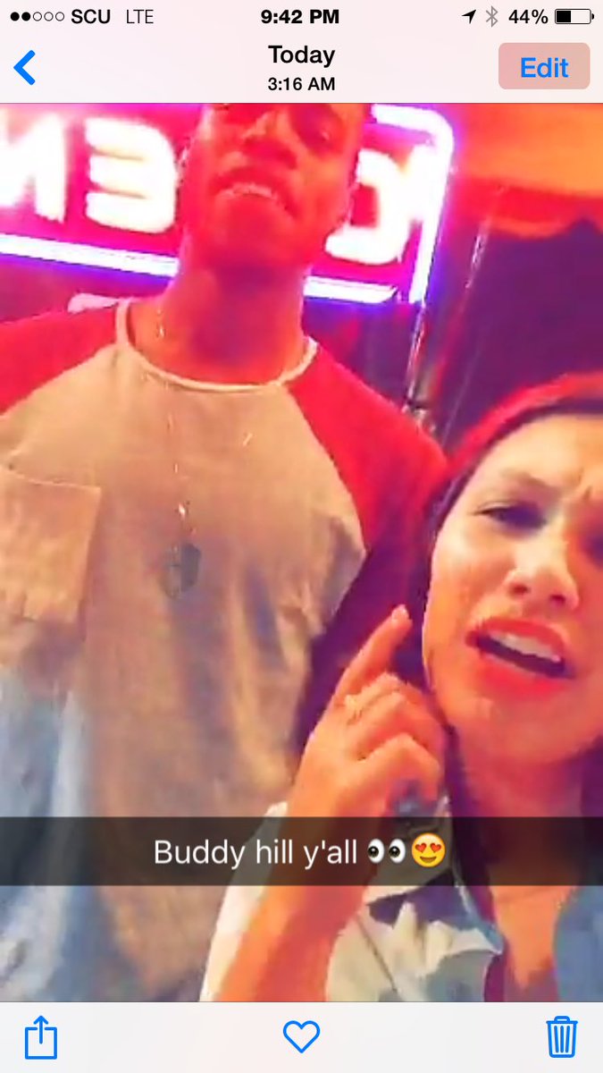 ShawnScott_08's tweet photo. When girls see their favorite player😂 https://t.co/zzNSsD8dx2