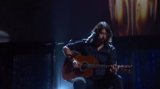 La interpretación de Dave Grohl mientras recordamos a los grandes que nos dejaron #Oscars